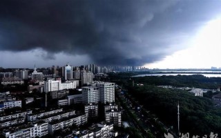 雨水阻挡不了出行 - 大雨挡不住出行的人