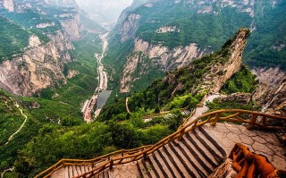 雨天骑车出行素材（雨天骑车照片）