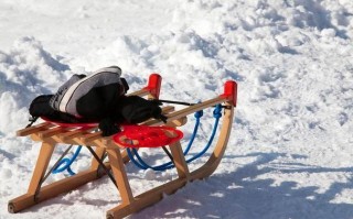 在冬天主要使用雪橇出行（在我国东北寒冷的冬季雪橇是常见的运输工具）