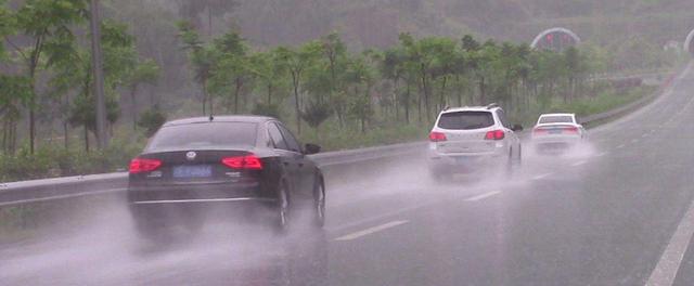 雨天出行游玩文案，雨天出游的说说-第1张图片