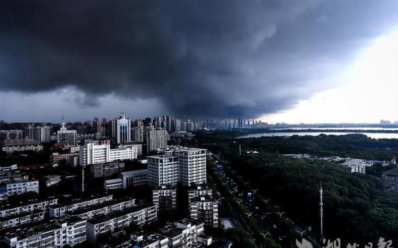 雨水阻挡不了出行 - 大雨挡不住出行的人-第1张图片