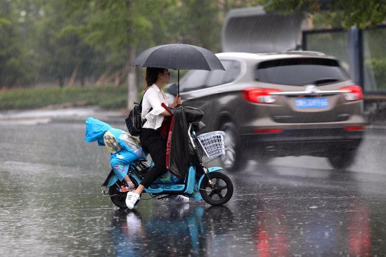 雨夜出行安全吗吗，雨夜行车的诗词-第6张图片