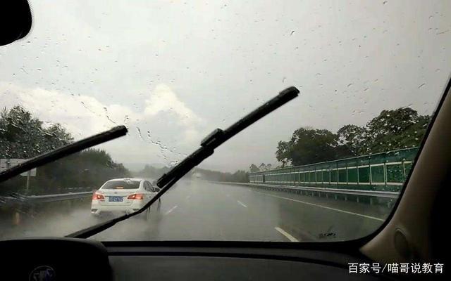 雨天出行文案简单，雨天出行朋友圈-第1张图片