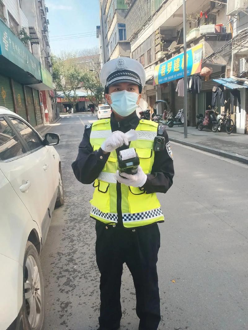 雨天交警出行提醒（交警提醒雨天开车注意事项）-第5张图片