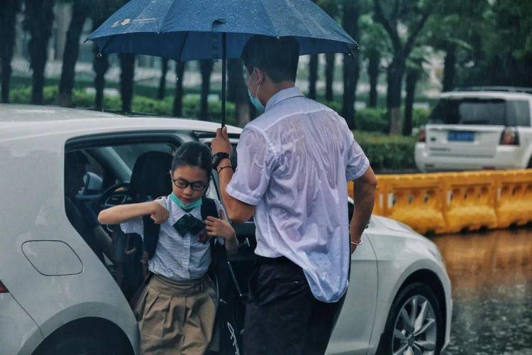 雨天小孩如何出行 - 雨天出行儿童穿什么衣服最醒目-第8张图片