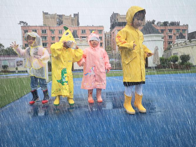 雨天雨衣雨靴出行（雨天穿雨靴还是凉鞋）-第7张图片