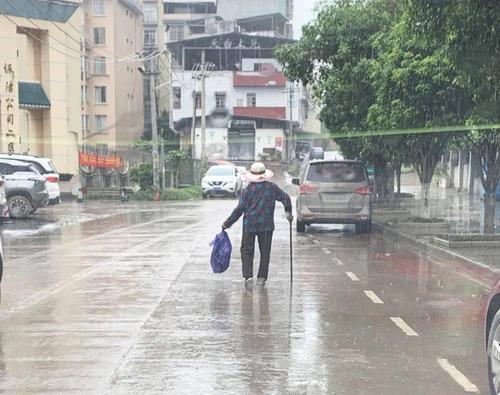 雨天出行儿童穿什么最醒目（雨天出行儿童穿什么最醒目的衣服）-第1张图片