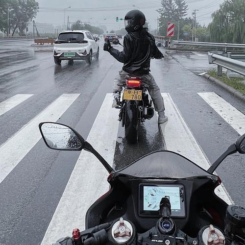 雨天两个人骑车如何出行（下雨天一个人骑车的说说）-第1张图片