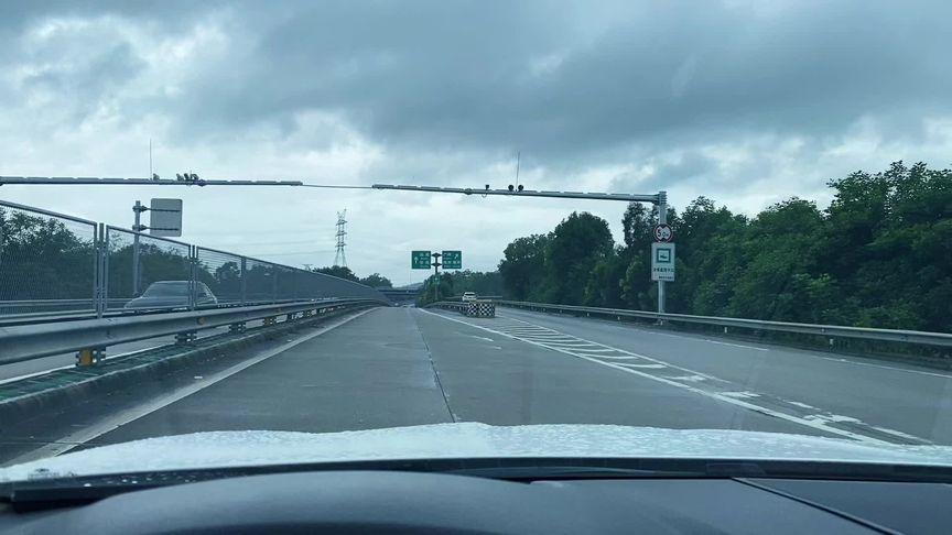 雨天出行高速收费吗山东，雨天高速公路行车注意事项-第7张图片