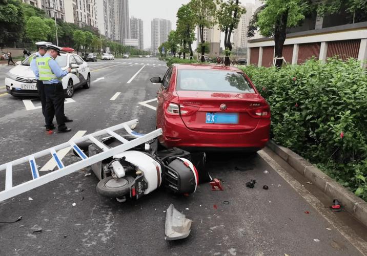 雨季出行交警新闻（雨季出行交警新闻报道）-第3张图片