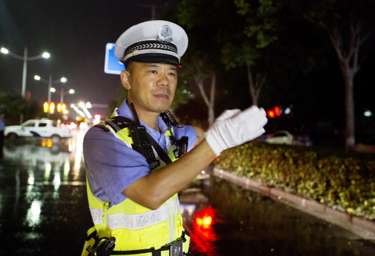 雨季出行交警新闻（雨季出行交警新闻报道）-第4张图片