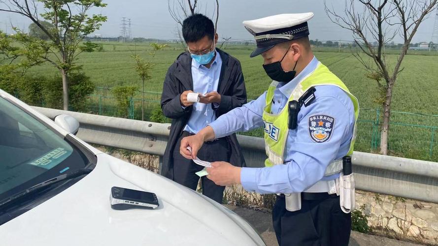 雨季出行交警新闻（雨季出行交警新闻报道）-第5张图片