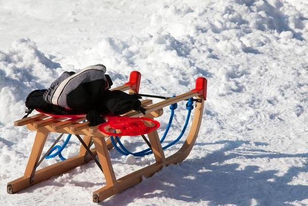 在冬天主要使用雪橇出行（在我国东北寒冷的冬季雪橇是常见的运输工具）-第2张图片